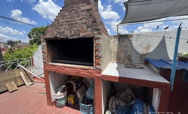 Venta de casa para dos familias con terraza en Wilde