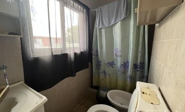 Venta de casa para dos familias con terraza en Wilde