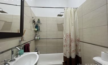Venta de casa para dos familias con terraza en Wilde