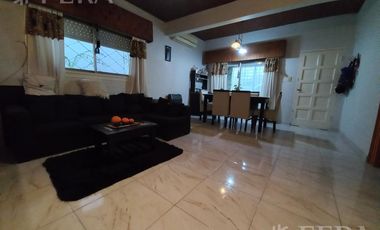 Venta de casa para dos familias con terraza en Wilde