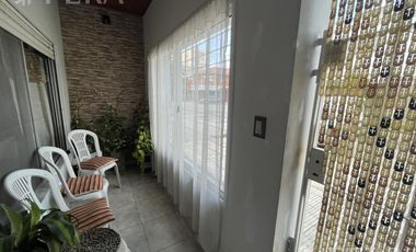 Venta de casa para dos familias con terraza en Wilde