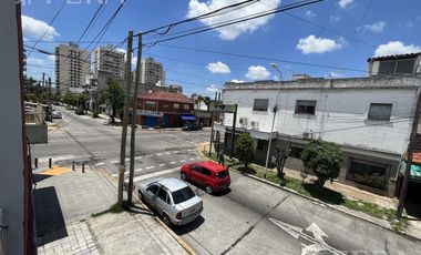 Venta de casa para dos familias con terraza en Wilde