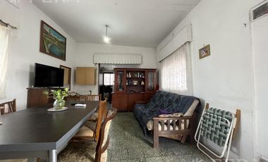 Venta de casa para dos familias con terraza en Wilde