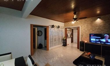 Venta de casa para dos familias con terraza en Wilde