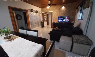 Venta de casa para dos familias con terraza en Wilde