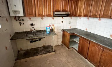 CASA EN VENTA 4 AMBIENTES Y GARAGE SAN CRISTOBAL OPORTUNIDAD