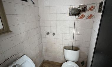 CASA EN VENTA 4 AMBIENTES Y GARAGE SAN CRISTOBAL OPORTUNIDAD