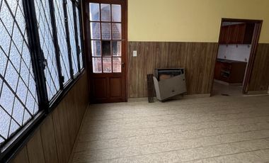 CASA EN VENTA 4 AMBIENTES Y GARAGE SAN CRISTOBAL OPORTUNIDAD