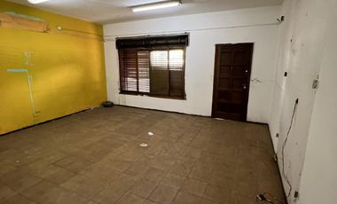CASA EN VENTA 4 AMBIENTES Y GARAGE SAN CRISTOBAL OPORTUNIDAD