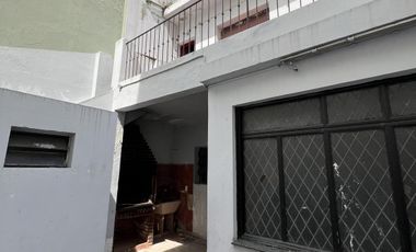 CASA EN VENTA 4 AMBIENTES Y GARAGE SAN CRISTOBAL OPORTUNIDAD