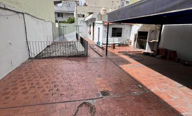 CASA EN VENTA 4 AMBIENTES Y GARAGE SAN CRISTOBAL OPORTUNIDAD