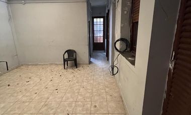 CASA EN VENTA 4 AMBIENTES Y GARAGE SAN CRISTOBAL OPORTUNIDAD