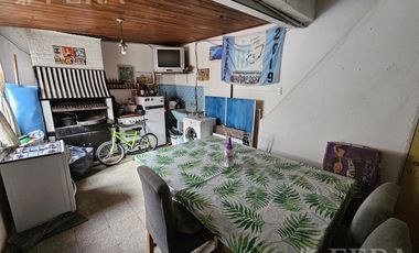 Venta de casa 4 ambientes con cochera y quincho en  Wilde