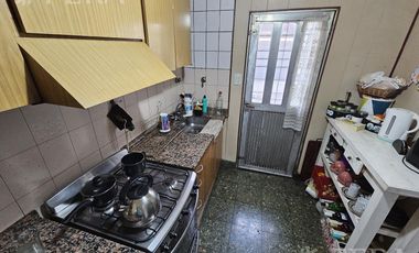 Venta de casa 4 ambientes con cochera y quincho en  Wilde