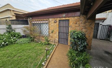 Venta de casa 4 ambientes con cochera y quincho en  Wilde