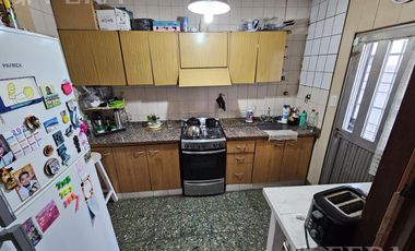 Venta de casa 4 ambientes con cochera y quincho en  Wilde
