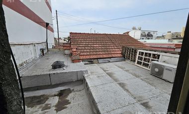 Venta de casa 4 ambientes con cochera y quincho en  Wilde