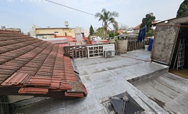 Venta de casa 4 ambientes con cochera y quincho en  Wilde