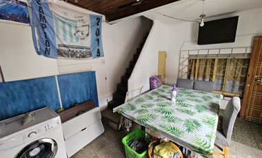 Venta de casa 4 ambientes con cochera y quincho en  Wilde
