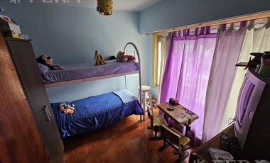 Venta de casa 4 ambientes con cochera y quincho en  Wilde