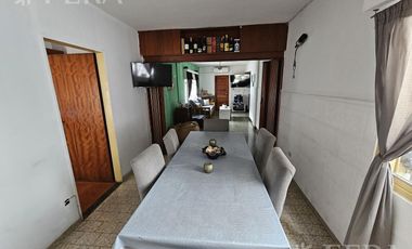 Venta de casa 4 ambientes con cochera y quincho en  Wilde