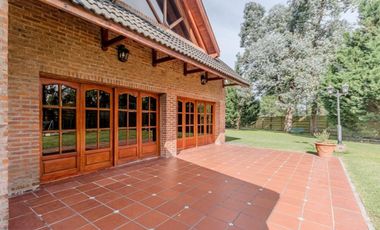 Casa en venta - 6 Dormitorios 4 Baños - Cochera - 1.978Mts2 - Canning