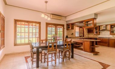 Casa en venta - 6 Dormitorios 4 Baños - Cochera - 1.978Mts2 - Canning