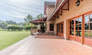 Casa en venta - 6 Dormitorios 4 Baños - Cochera - 1.978Mts2 - Canning