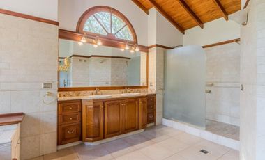 Casa en venta - 6 Dormitorios 4 Baños - Cochera - 1.978Mts2 - Canning