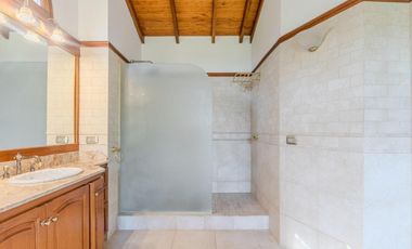Casa en venta - 6 Dormitorios 4 Baños - Cochera - 1.978Mts2 - Canning