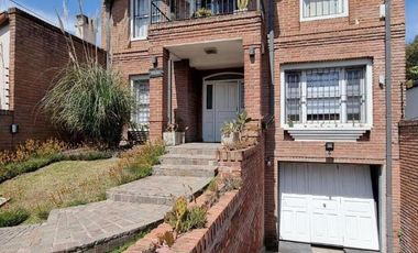 Casa en venta - 4 Dormitorios 3 Baños - Cochera - 400Mts2 - Ituzaingó