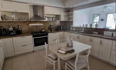 Casa en venta - 4 Dormitorios 3 Baños - Cochera - 400Mts2 - Ituzaingó