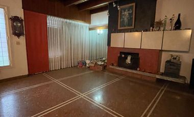 Casa en  venta de 3 ambientes con cochera, jardín y piscina