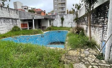 Casa en  venta de 3 ambientes con cochera, jardín y piscina