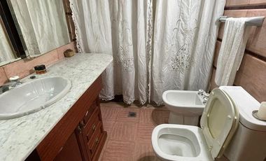 Casa en  venta de 3 ambientes con cochera, jardín y piscina