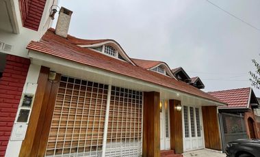 Casa en  venta de 3 ambientes con cochera, jardín y piscina