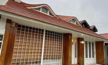 Casa en  venta de 3 ambientes con cochera, jardín y piscina