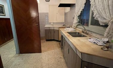Casa en  venta de 3 ambientes con cochera, jardín y piscina