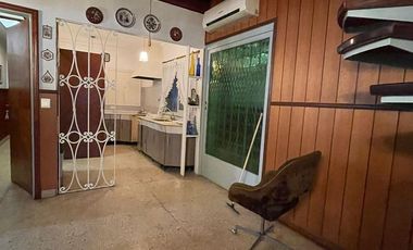 Casa en  venta de 3 ambientes con cochera, jardín y piscina
