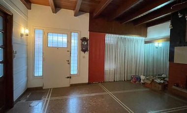 Casa en  venta de 3 ambientes con cochera, jardín y piscina