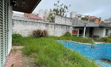 Casa en  venta de 3 ambientes con cochera, jardín y piscina