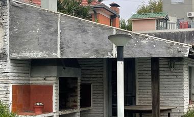 Casa en  venta de 3 ambientes con cochera, jardín y piscina