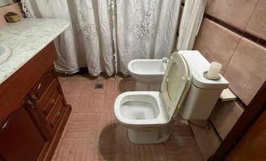 Casa en  venta de 3 ambientes con cochera, jardín y piscina