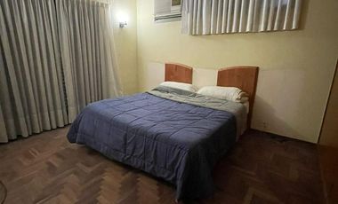 Casa en  venta de 3 ambientes con cochera, jardín y piscina