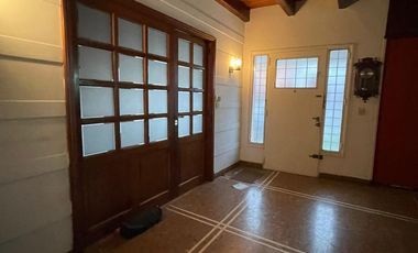 Casa en  venta de 3 ambientes con cochera, jardín y piscina