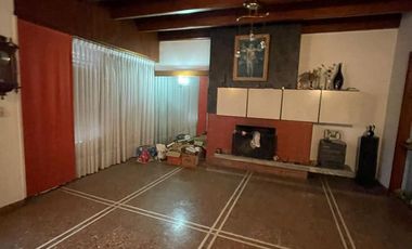 Casa en  venta de 3 ambientes con cochera, jardín y piscina