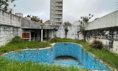 Casa en  venta de 3 ambientes con cochera, jardín y piscina
