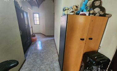 Venta casa de 5 ambientes con cochera y fondo libre en Quilmes Oeste