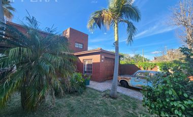 Venta casa de 5 ambientes con cochera y fondo libre en Quilmes Oeste