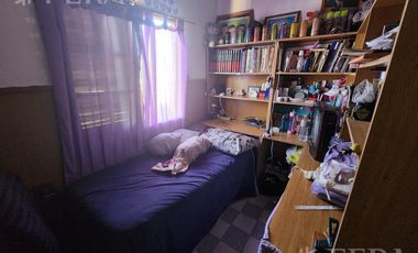 Venta casa de 5 ambientes con cochera y fondo libre en Quilmes Oeste